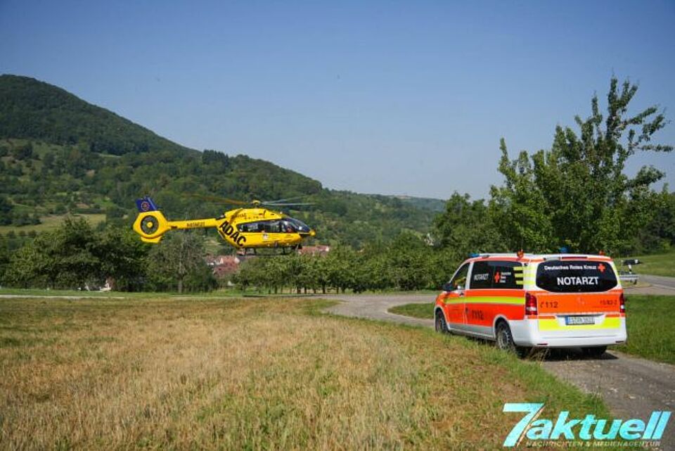 zu sehen ist der Rettungshubschrauber Christoph22 aus Ulm und ein Fahrzeug des Rettungsdienstes bei einem Arbeitsunfall in Neidlingen