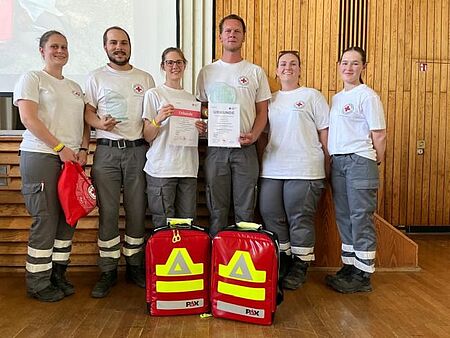 zu sehen ist die sechsköpfige Wettbewerbsgruppe der DRK-Bereitschaft Weilheim mit der Urkunde und dem Preis beim Landeswettbewerb 2023