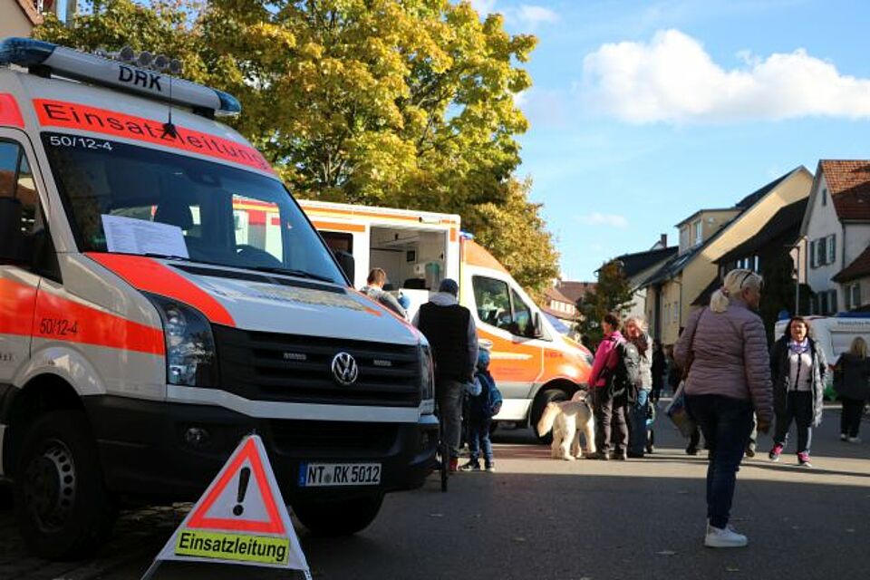 zu sehen sind ein Einsatzleitwagen und ein Rettungswagen beim Verkaufsoffenen Sonntag in Weilheim