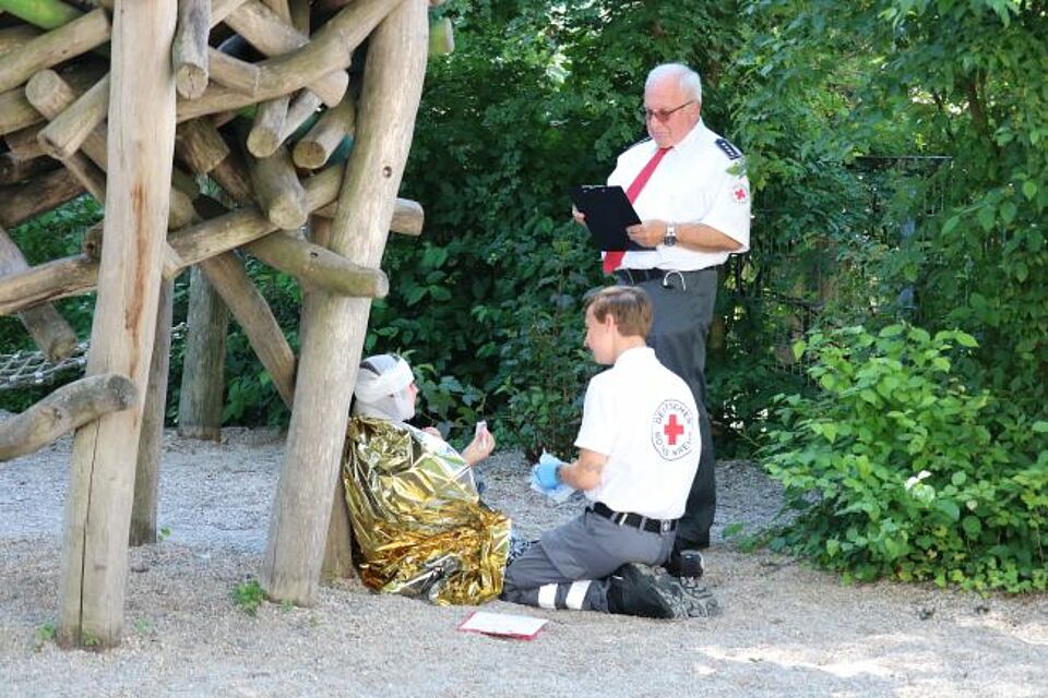 zu sehen ist eine Helfer mit Patient bei einer Aufgabe des Landesentscheid in Öhringen