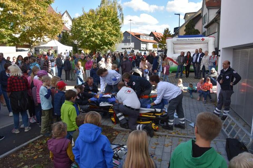 zu sehen ist eine Schauübung des DRK Weilheim beim Verkaufsoffenen Sonntag