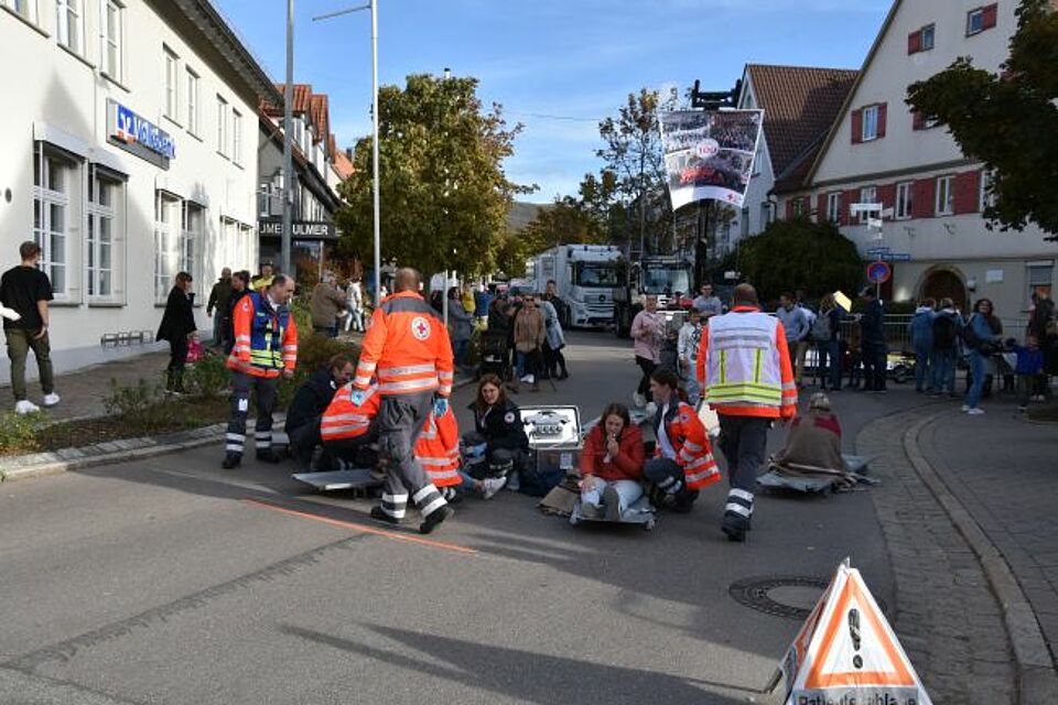 zu sehen ist eine Schauübung des DRK Weilheim beim Verkaufsoffenen Sonntag