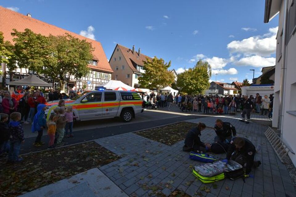 zu sehen ist eine Schauübung des DRK Weilheim beim Verkaufsoffenen Sonntag